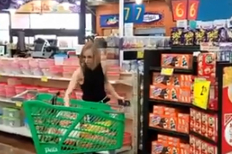 Zamolili je da stavi masku, njena reakcija šokirala svijet