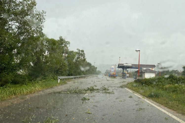 Јako nevrijeme u Novom Gradu