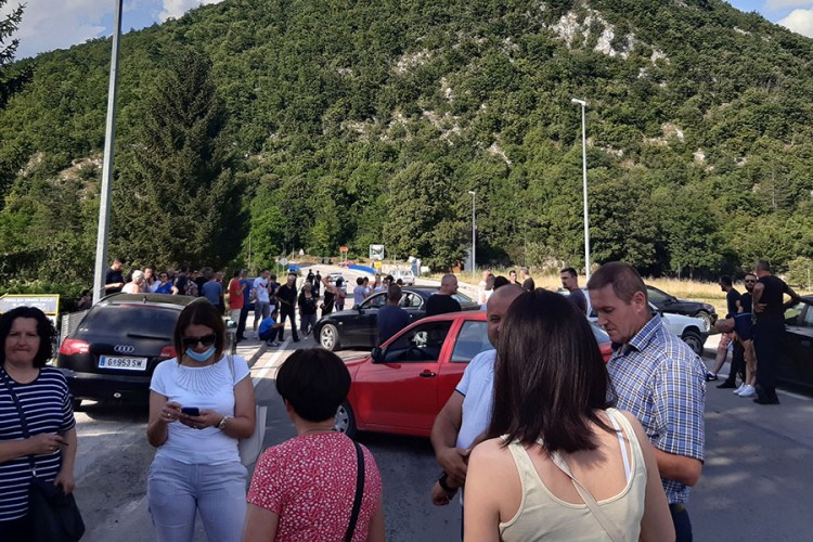 Drvarčani blokirali put ka Bosanskom Grahovu