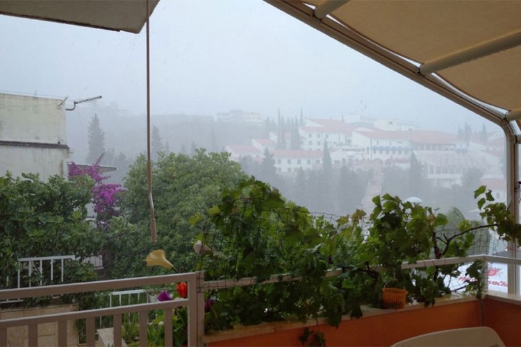 Kiša i grad zahvatili Neum