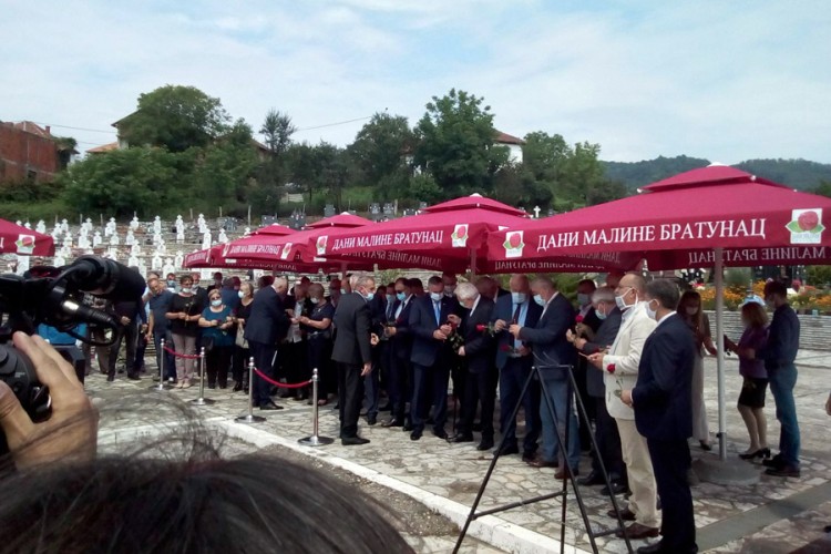 Položeni vijenci i služen parastos stradalim Srbima u Podrinju