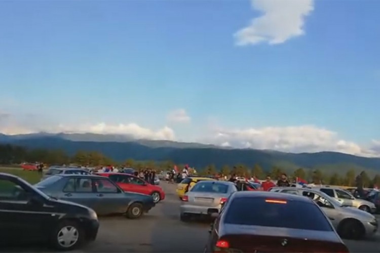 Ne posustaju u odbrani svetinja: Auto-litija u Beranama
