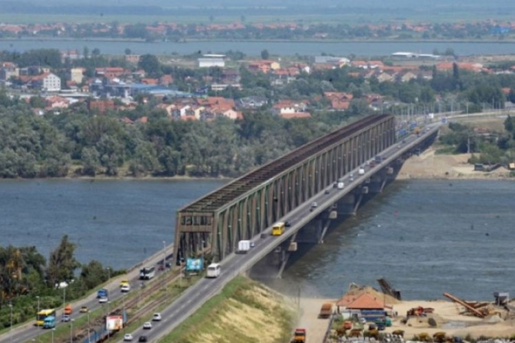Porođaj nasred Pančevačkog mosta, saobraćaj u kolapsu