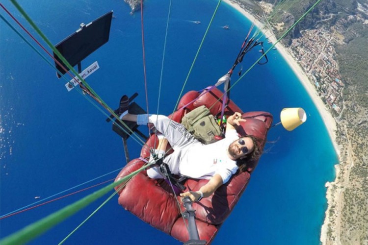 Uživanje u paraglajdingu na kauču, uz TV i čips