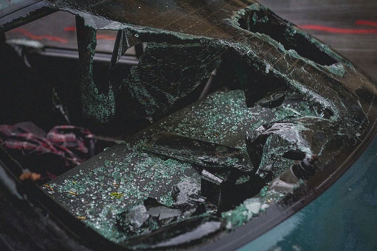 Jedna osoba poginula, jedna povrijeđena u stravičnom sudaru