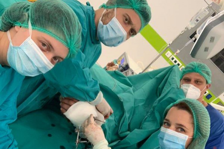 Hirurški tim UKC RS pacijentu spasio amputiranu šaku