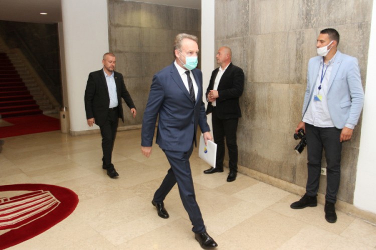Izetbegović: Stranci nas požuruju
