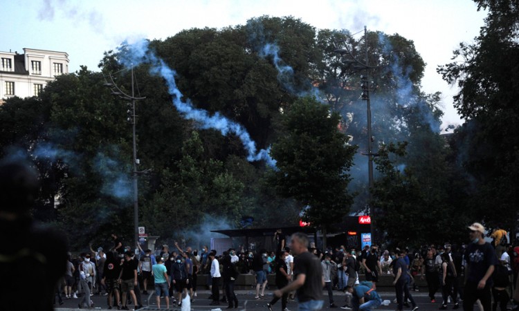 Kamenicama, bakljama i lopatama na policiju, odgovoreno suzavcima