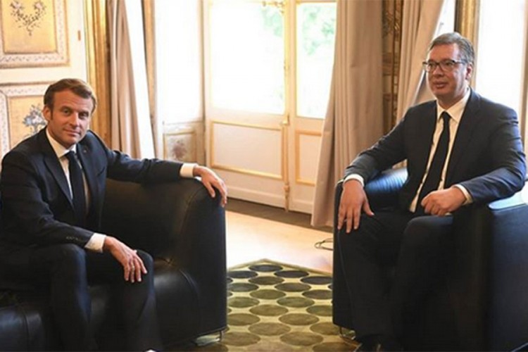 Vučić razgovarao sa Makronom