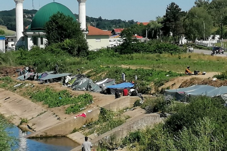 Migranti podigli šatorsko naselje, građani uznemireni