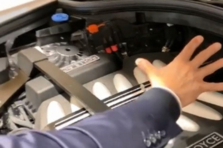 Zvjerski snažan motor radi, a novčić na njemu miruje