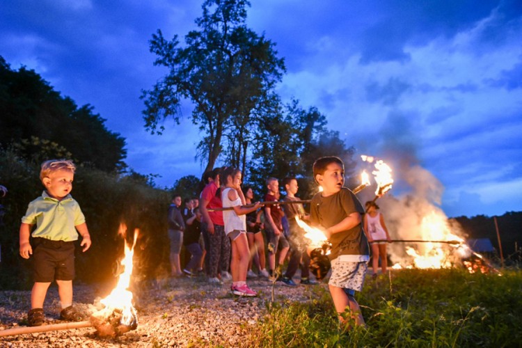 Mališani u Banjaluci tradicionalno palili petrovske lile