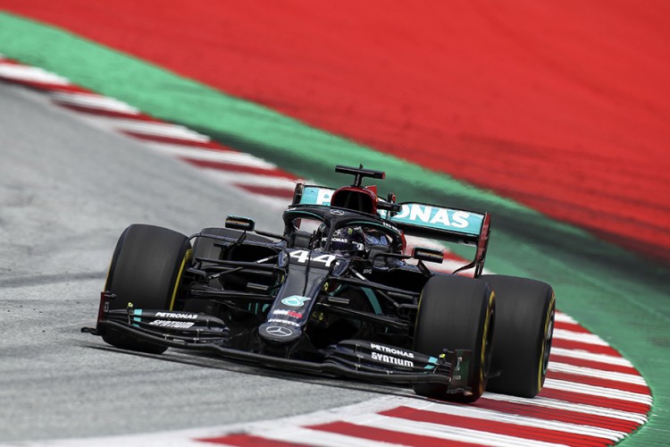 Hamilton trijumfovao, vozači Ferarija odustali