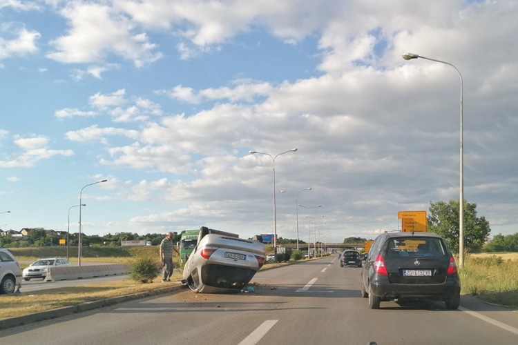 Auto na krovu kod prijedorske petlje u Banjaluci