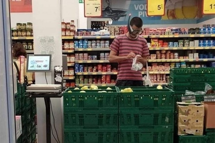 Postao hit zbog onog što nosi na glavi u trgovini