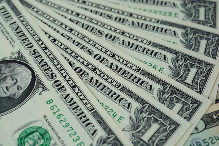 Kovid-19 i geopolitika brinu investitore, dolar blago jača