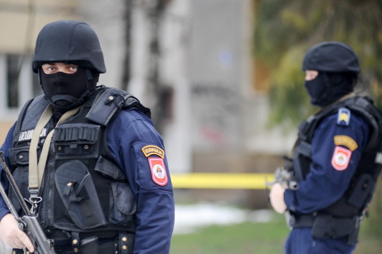 Drama kod Gradiške: Bacio bombu prema komšiji pa se zatvorio u kuću