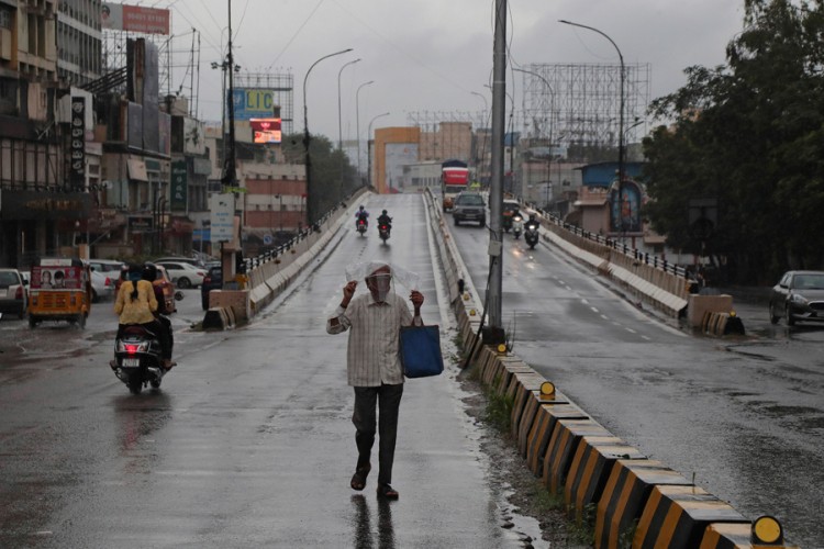 Poplave u Indiji ostavile milione bez doma i izložene virusu
