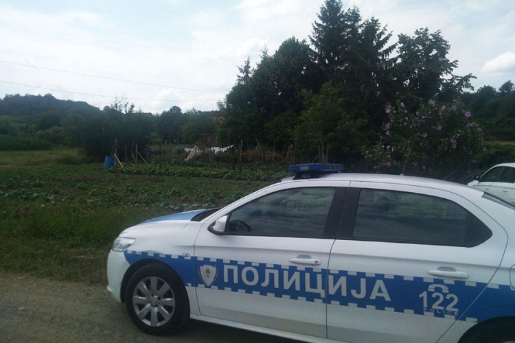 Završena drama kod Gradiške: Muškarac uhapšen, majku odvezla Hitna