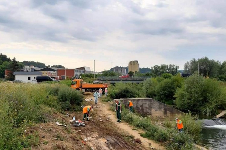 U Velikoj Kladuši uklonjeno šatorsko naselje koje su podigli migranti