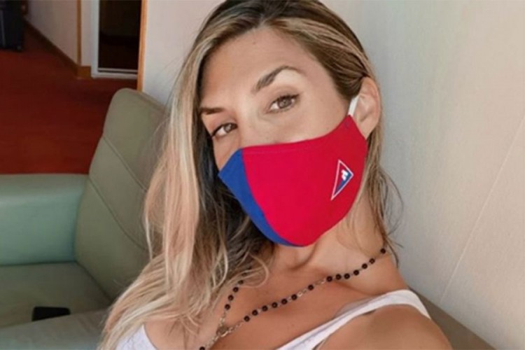 Objavila fotografiju sa maskom "torcide", svi gledali u dekolte