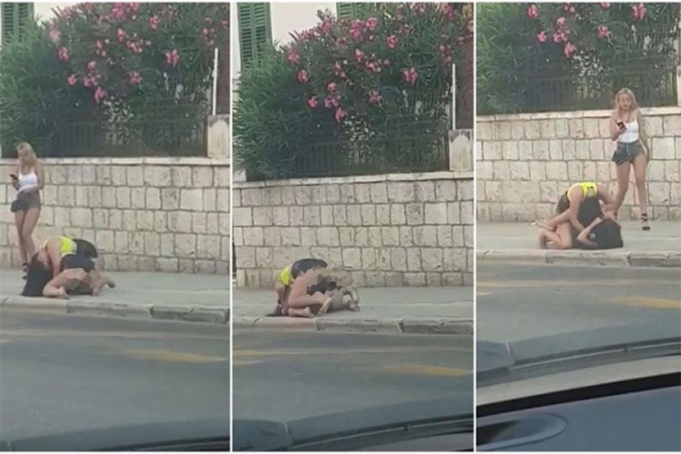 Potukle se djevojke u centru grada, zanosna plavuša sve posmatrala