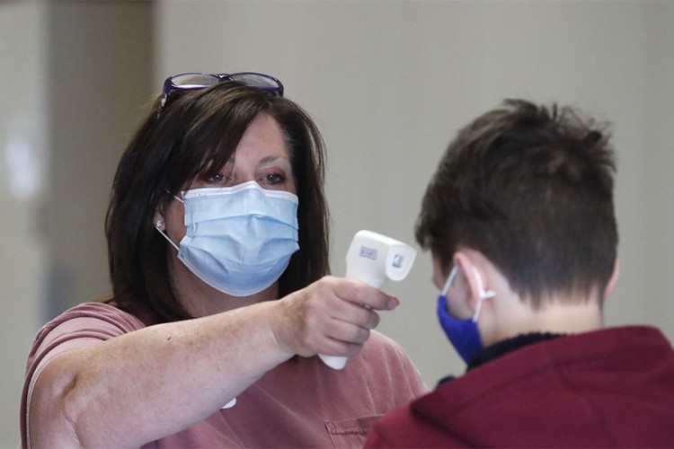Rekordan rast u SAD: Zaraženo još  77.000 ljudi, skoro 1.000 preminulo
