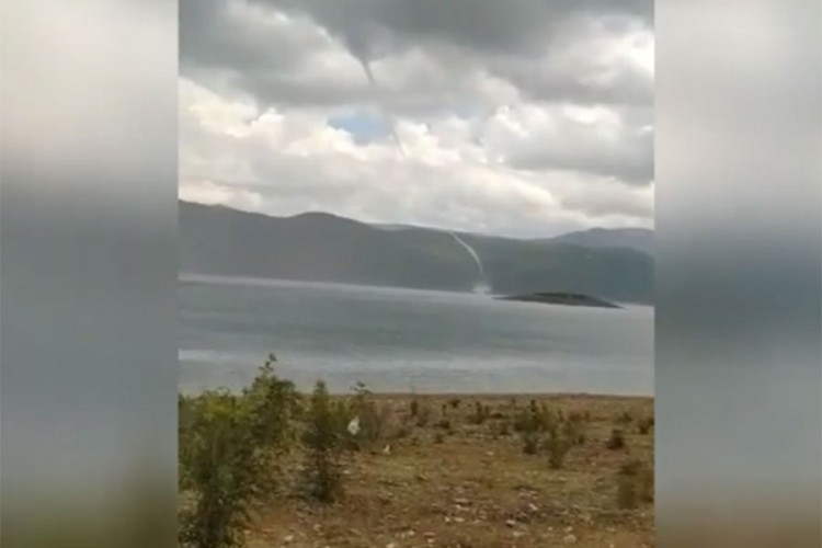 Pijavica nad Bilećkim jezerom