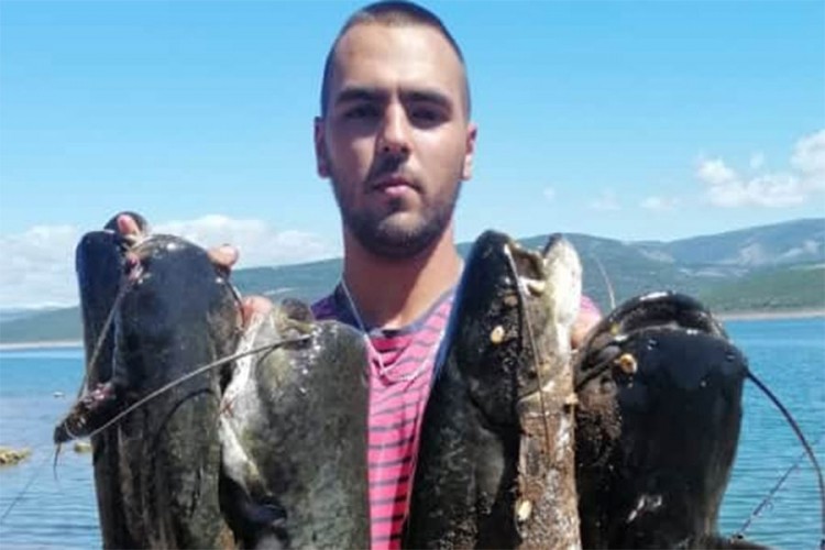 Aleksandar Denda za jedan dan ulovio 10 somova u Bilećkom jezeru