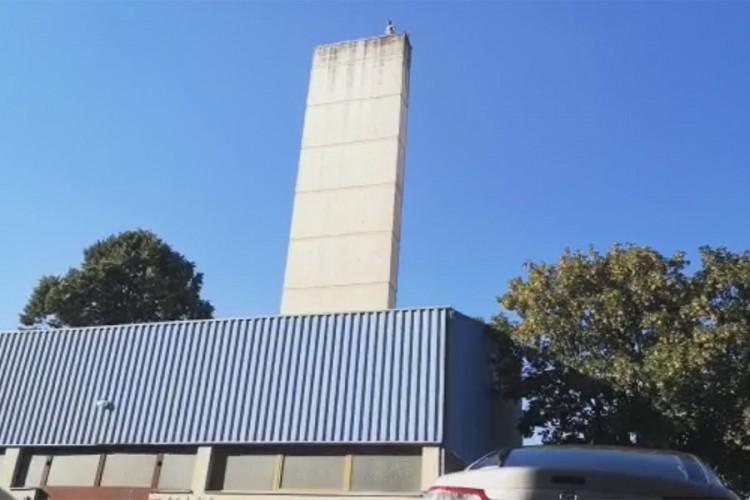 Prijetio da će skočiti sa dimnjaka visokog 30 metara