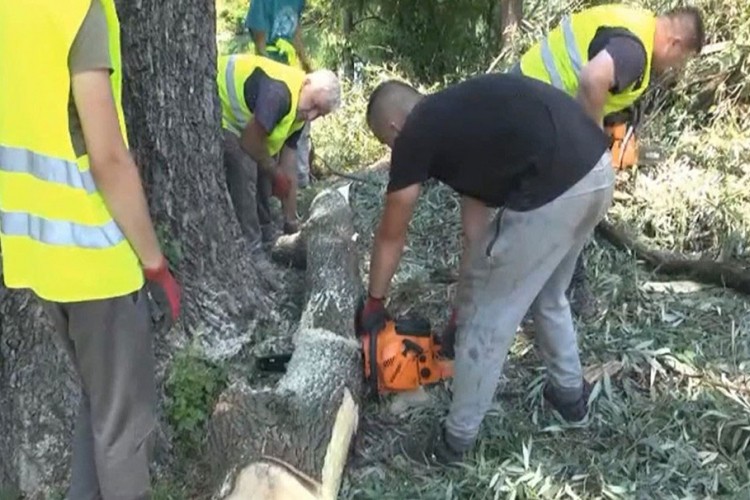 Nezaposleni angažovani na čišćenju izletišta