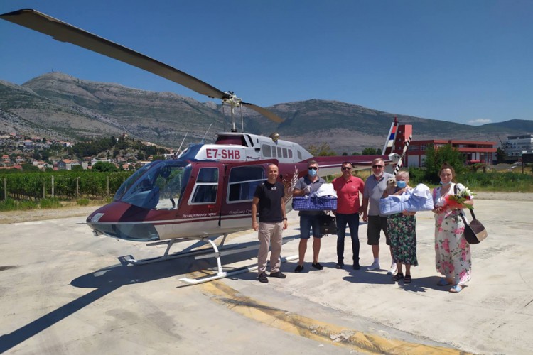 Prijevremeno rođeni blizanci iz Trebinja helikopterom stigli kući