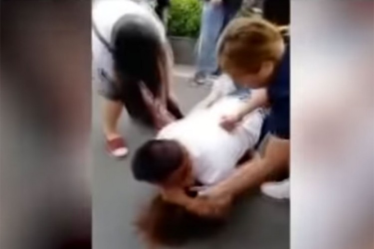 Uhvatila muža sa ljubavnicom, pa napravila haos na ulici