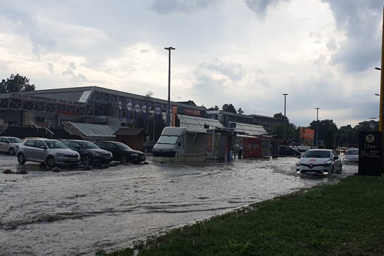 Kiša napravila probleme, poplavljeno nekoliko kuća kod Tuzle