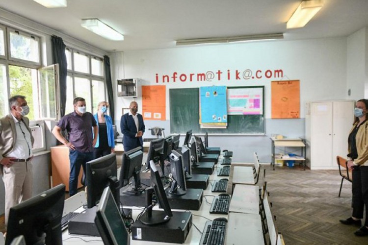 Radojičić uručio informatičku opremu za OŠ "Ivan Goran Kovačić"