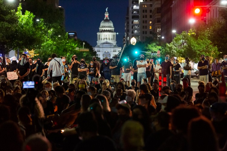 Haos u Americi: Autom uletio među demonstrante i počeo da puca