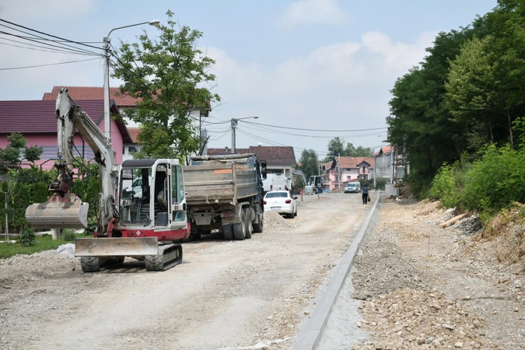 Počelo postavljanje ivičnjaka na novoj saobraćajnici u Šargovcu