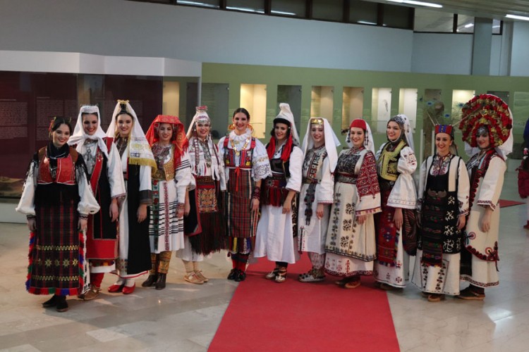 S ponosom izrađuju narodne nošnje