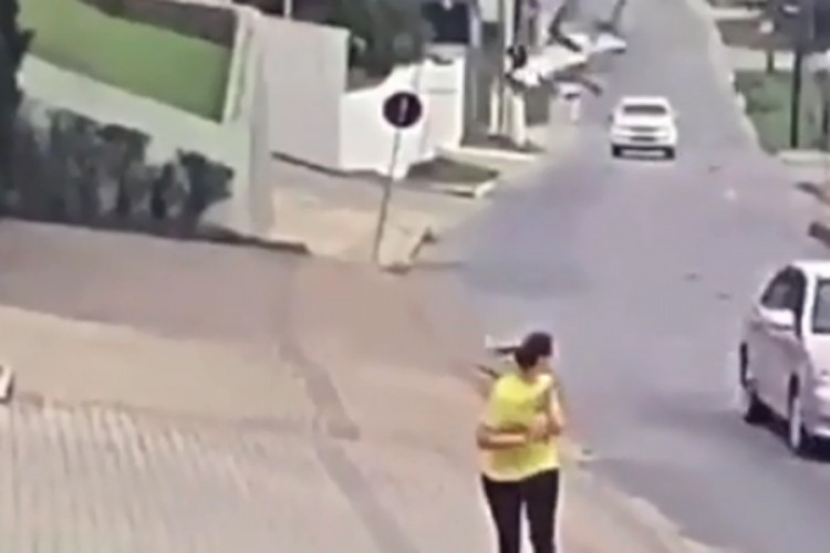 Avion se srušio na ulicu, za dlaku promašio ženu, sve snimljeno