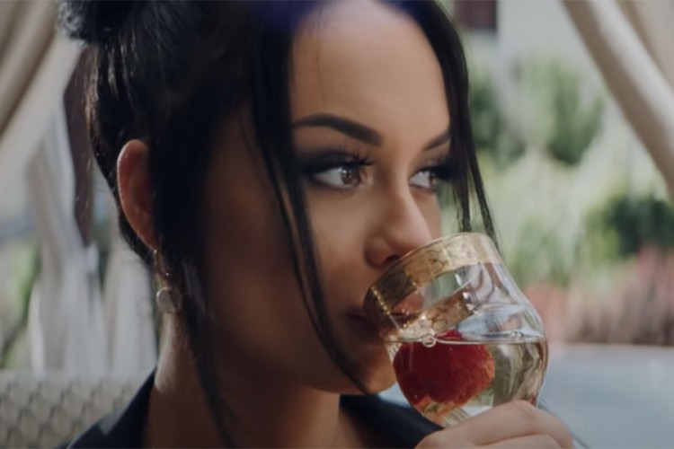 "Žena od sultana" postala hit, ko stoji iza pjesme