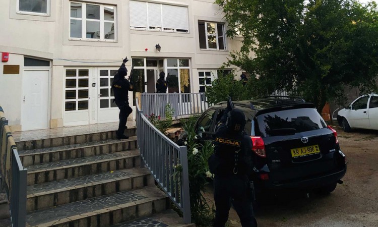Pretresi u Mostaru, policija sa dugim cijevima u naselju Carina