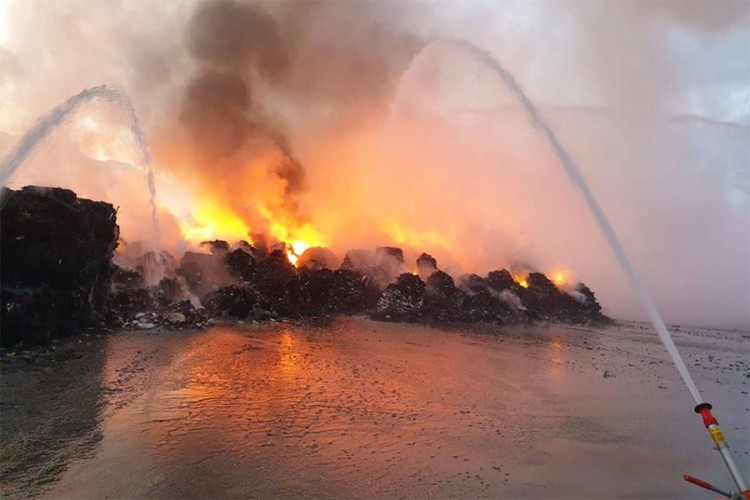 Veliki požar u Splitu, gore bale papira i plastike