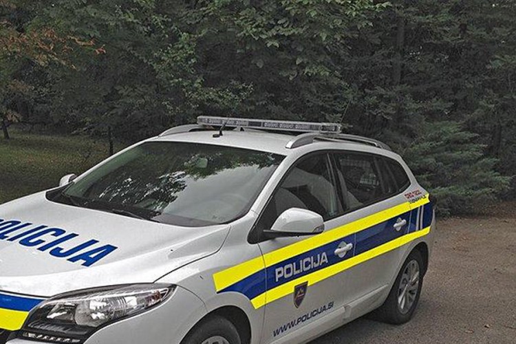 Italijanka divljala Slovenijom pa polupala više policijskih auta