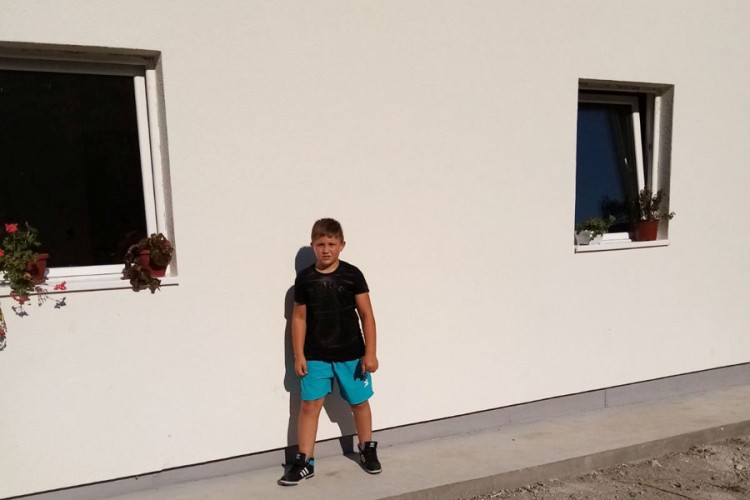 Dječak Dejan Zorić sa porodicom u novoj kući