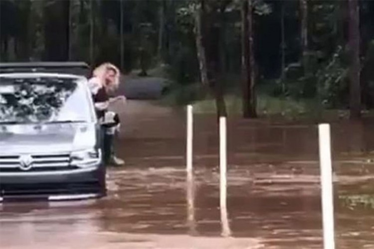 Ostala zarobljena u poplavi, iskustvo iz serijala nije joj pomoglo