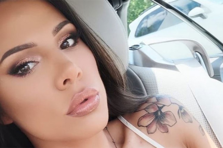 Sandra Afrika objavila vrele fotografije kako leži na flamingu