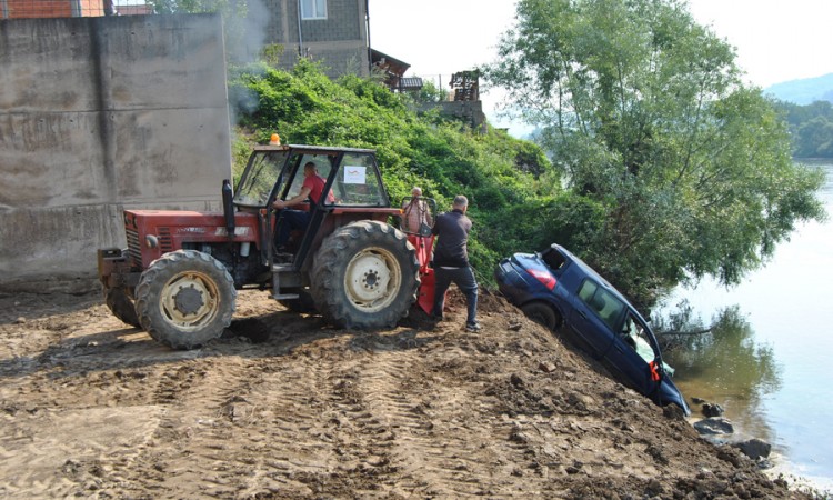 Zaboravio da potegne ručnu, auto završilo na dnu Drine