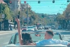Srpski košarkaš oženio manekenku pa se provozali kabrioletom