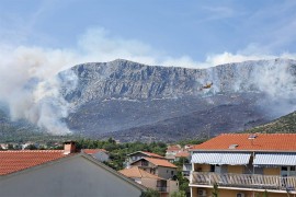 Veliki požar iznad Kaštela, vatra prijeti kućama