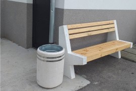 Postavljene klupe ispred ambulanti u Banjaluci